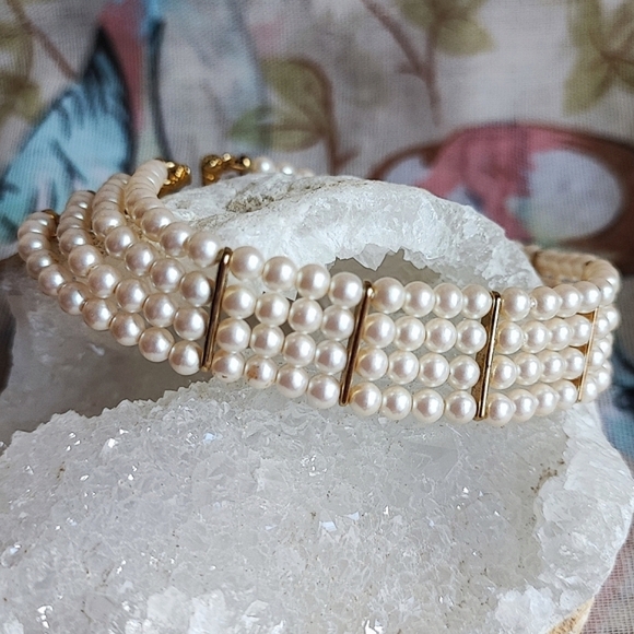 Quadruple Strand 4 Rows of Creamy Faux Pearl Bracelets Gold Tone Vintage EUC - Picture 4 of 7